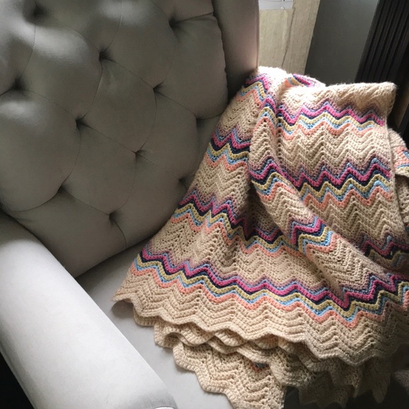 Large Baby Scalloped Crochet Blanket- Easter Color - Picture 2 of 7